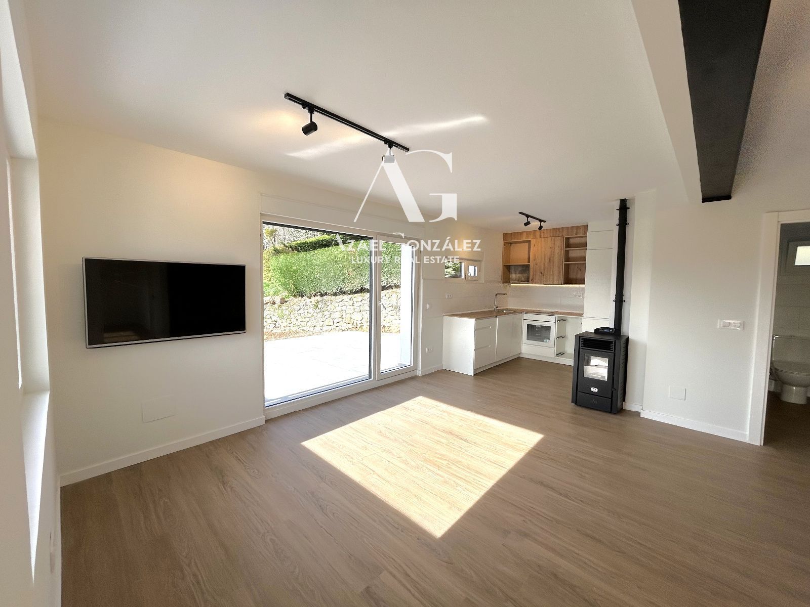 Sala d'estar de Casa o xalet en venda en Udías amb Calefacció, Jardí privat i Terrassa