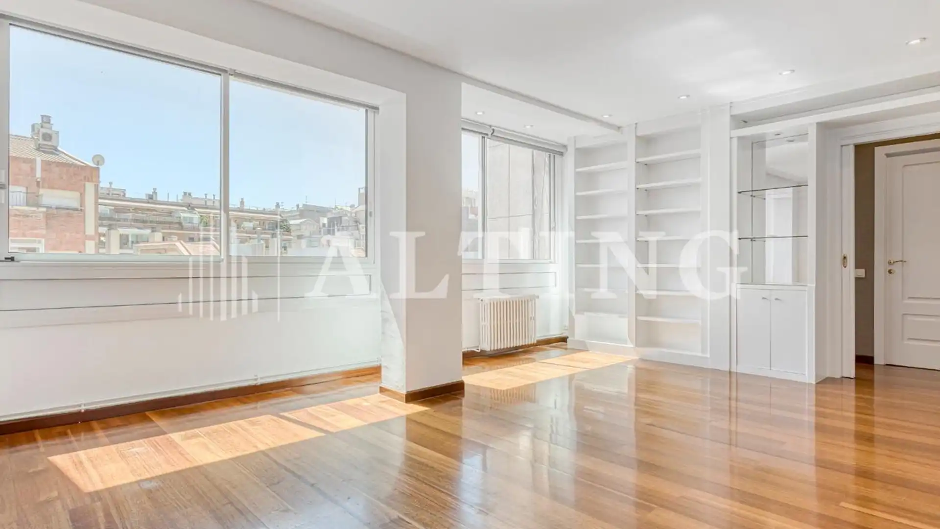 Living room of Flat for rent in  Barcelona Capital  with Air Conditioner, Heating and Parquet flooring