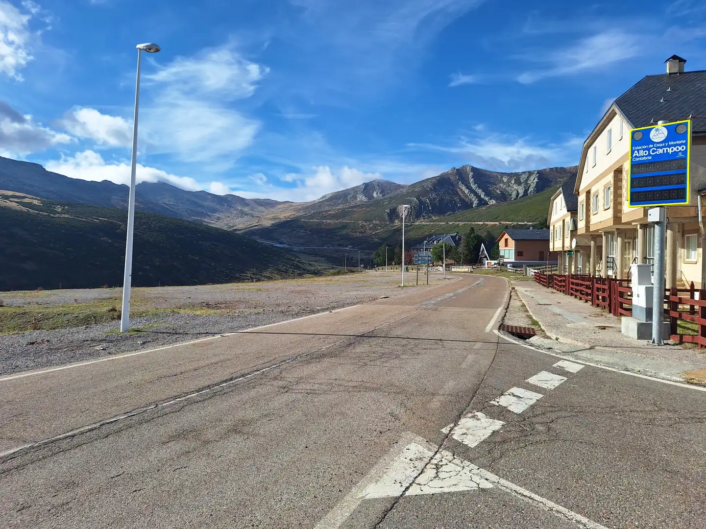 Vista exterior de Casa adosada en venda en Hermandad de Campoo de Suso amb Jardí privat