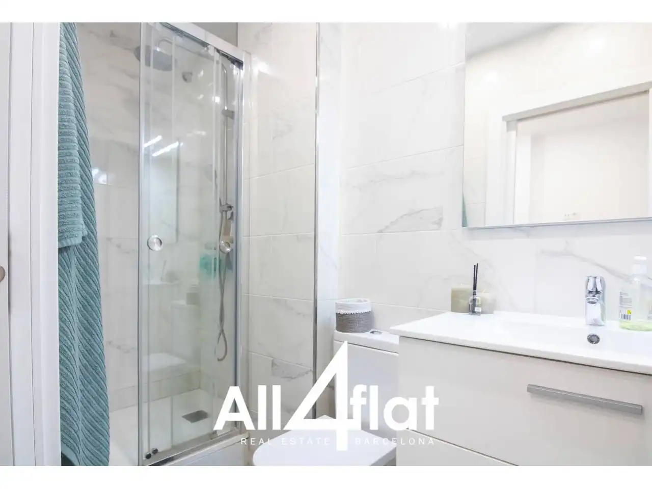 Badezimmer von Wohnung zur Miete in Barcelona mit Klimaanlage, Parkett und Möbliert
