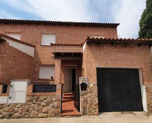 Vista exterior de Casa adosada en venda en Cenicientos amb Terrassa