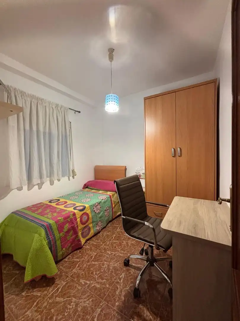 Habitación de Piso de alquiler en Granada con Aire acondicionado y Amueblado