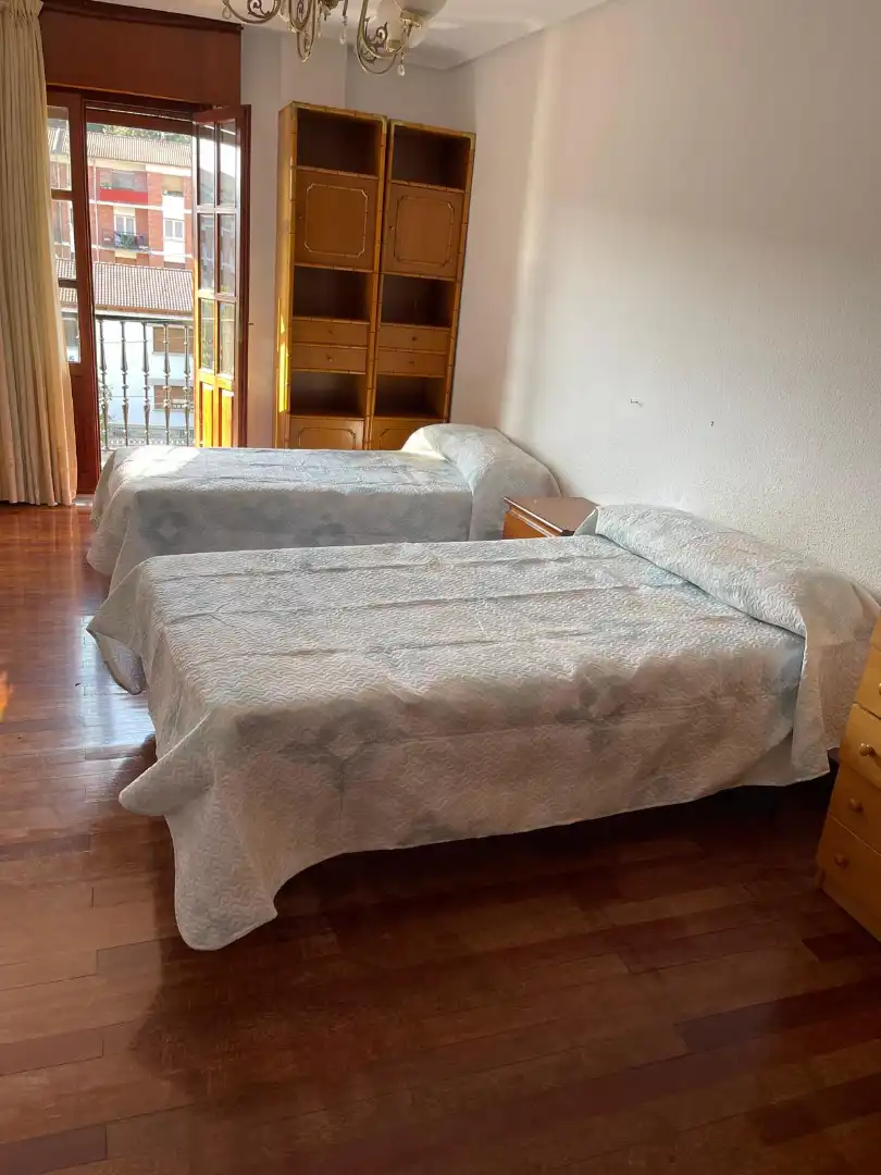 Schlafzimmer von Wohnung zur Miete in Valle de Mena mit Heizung, Parkett und Möbliert