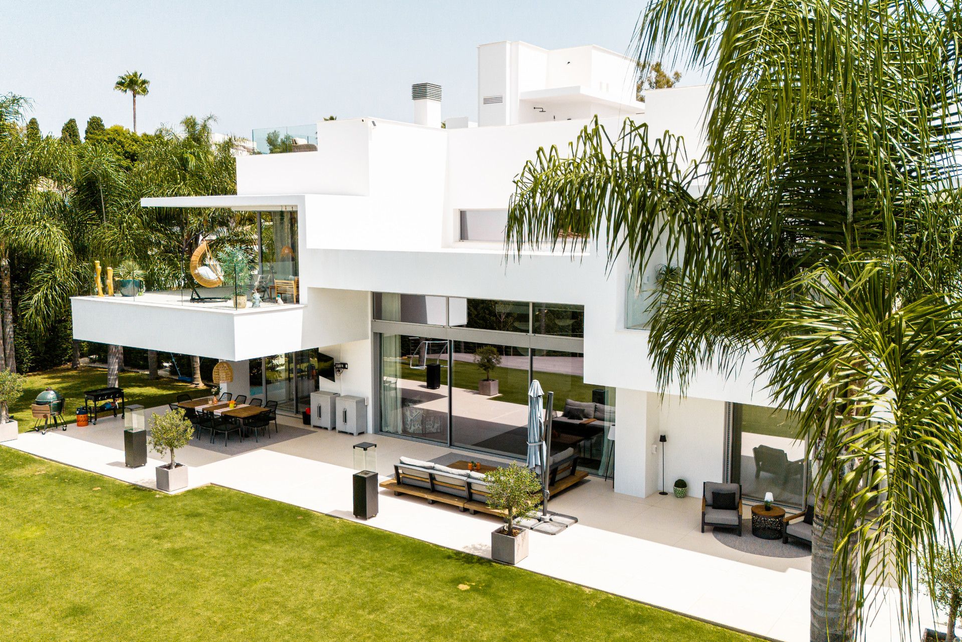 Vista exterior de Casa o xalet en venda en Marbella amb Jardí privat, Terrassa i Traster