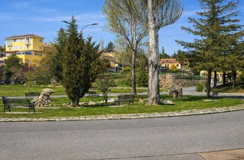 Vista exterior de Pis en venda en Las Navas del Marqués  amb Calefacció, Terrassa i Traster
