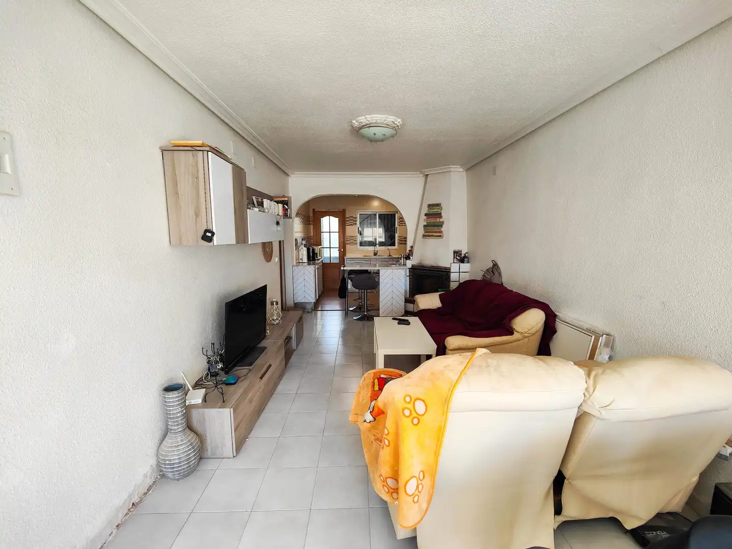 Sala d'estar de Finca rústica en venda en San Miguel de Salinas amb Jardí privat, Piscina i Moblat