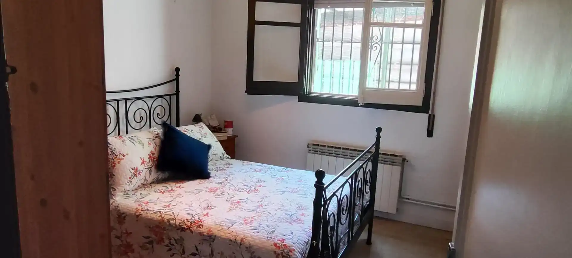 Habitación de Casa o chalet en venta en Sant Boi de Llobregat con Aire acondicionado, Jardín privado y Parquet