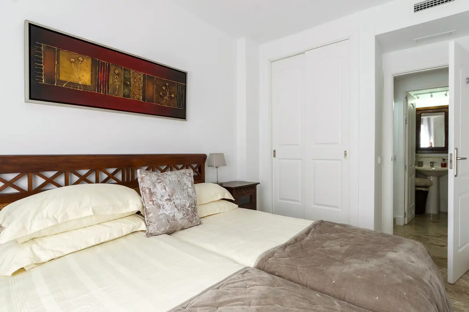 Habitación de Planta baja de alquiler en Estepona con Aire acondicionado, Jardín privado y Terraza