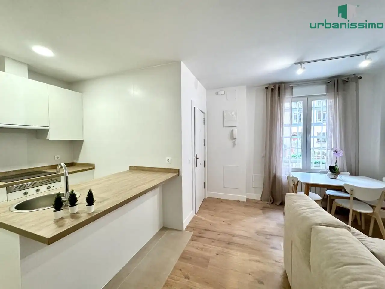Cuina de Apartament de lloguer en Madrid amb Aire condicionat, Calefacció i Moblat