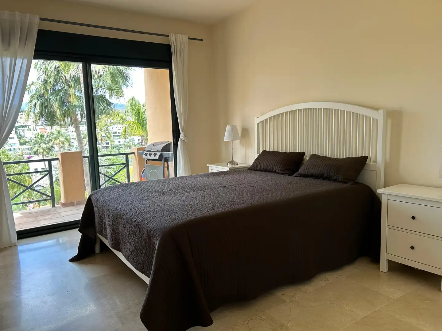 Dormitori de Apartament de lloguer en Estepona amb Aire condicionat, Moblat i Internet