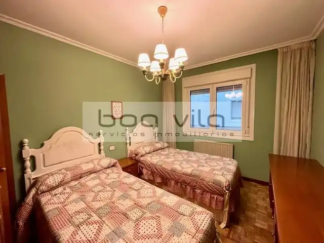 Schlafzimmer von Wohnung zum Verkauf in Pontevedra Capital  mit Heizung, Parkett und Abstellraum
