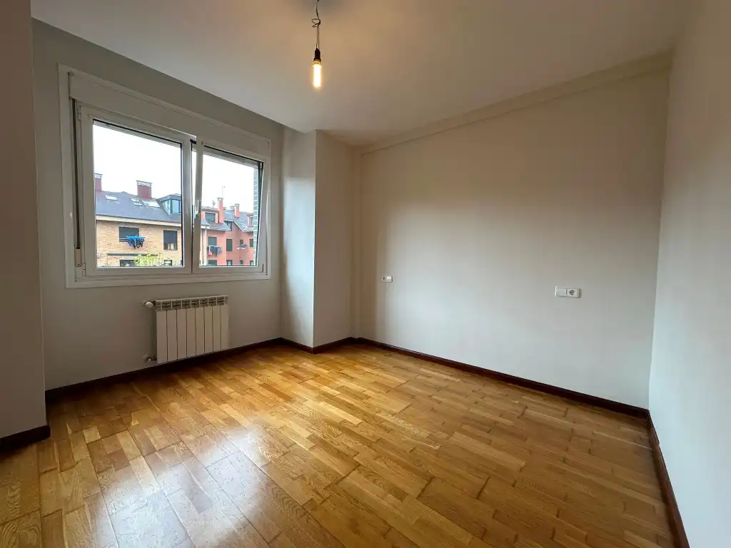 Dormitori de Casa adosada en venda en Gijón  amb Calefacció, Parquet i Terrassa