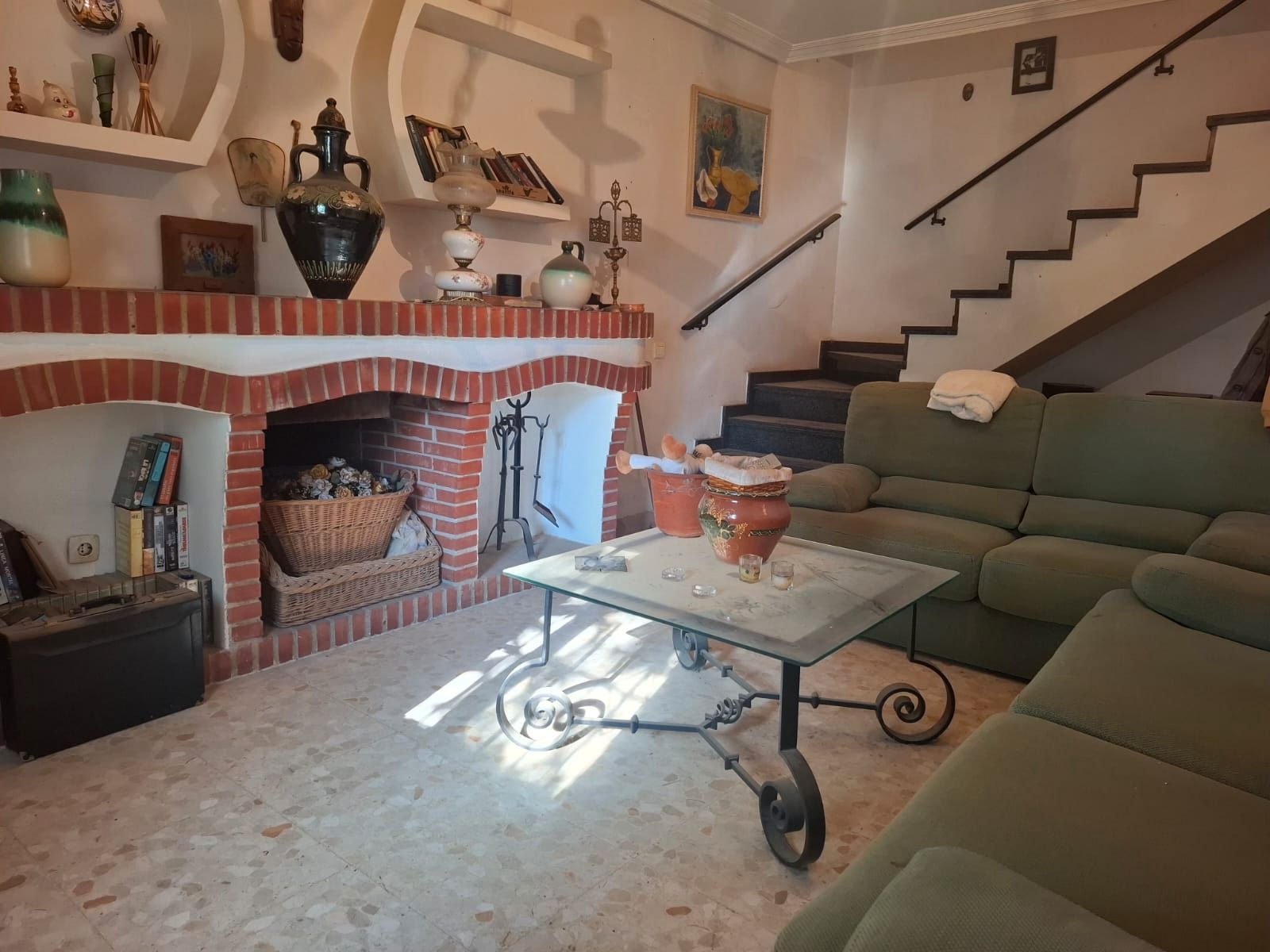 Sala d'estar de Casa adosada en venda en Dos Hermanas amb Jardí privat i Moblat