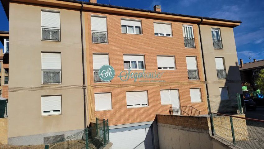 Vista exterior de Pis en venda en Palazuelos de Eresma amb Calefacció, Parquet i Terrassa