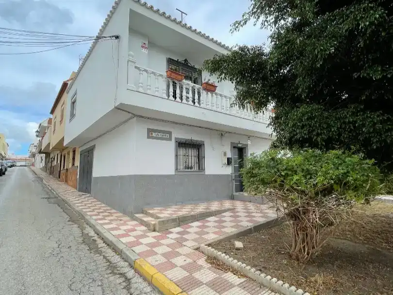 Vista exterior de Casa adosada en venta en Los Barrios con Balcón