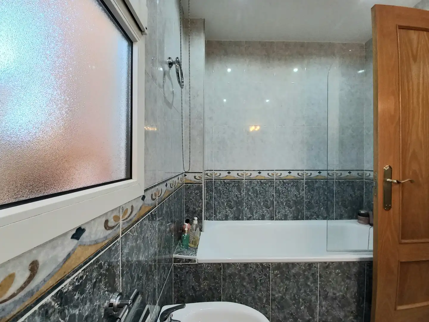 Baño de Casa adosada en venta en Cayuela con Calefacción, Jardín privado y Terraza