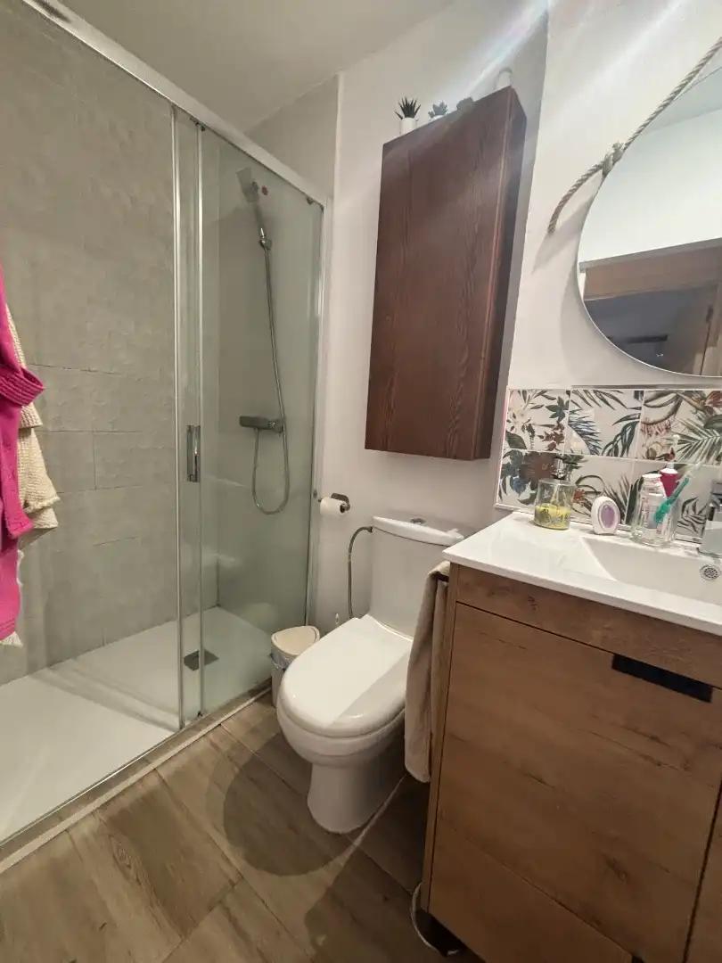 Baño de Piso de alquiler en Bormujos con Aire acondicionado, Jardín privado y Trastero
