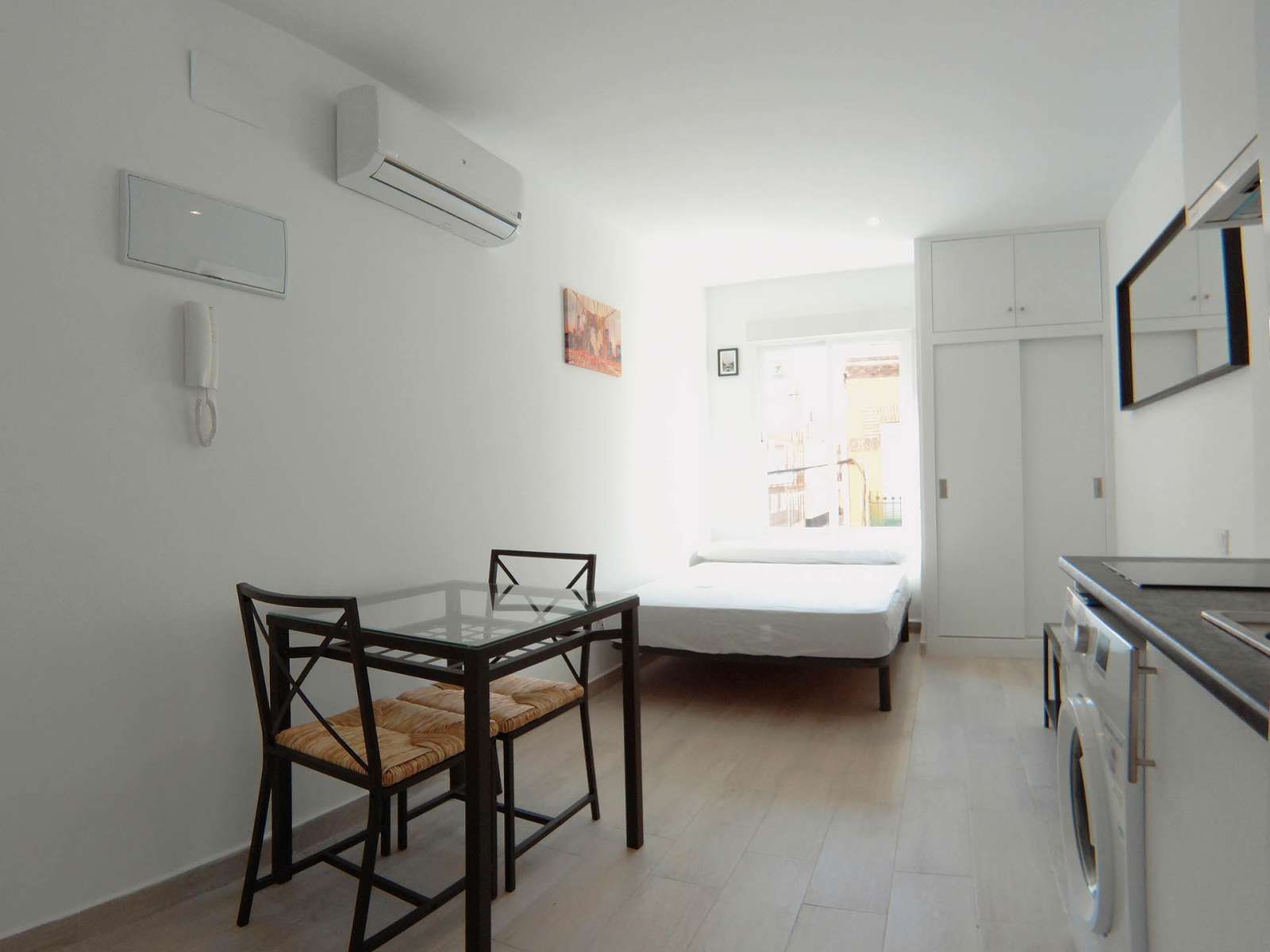 Bedroom of Study to share in  Madrid Capital  with Air Conditioner and Terrace