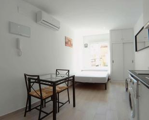 Bedroom of Study to share in  Madrid Capital  with Air Conditioner and Terrace