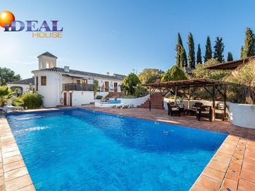 Villa con balcone in vendita a Alcaudete