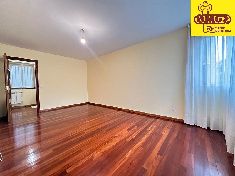 Sala d'estar de Pis en venda en Santiago de Compostela  amb Calefacció, Parquet i Traster
