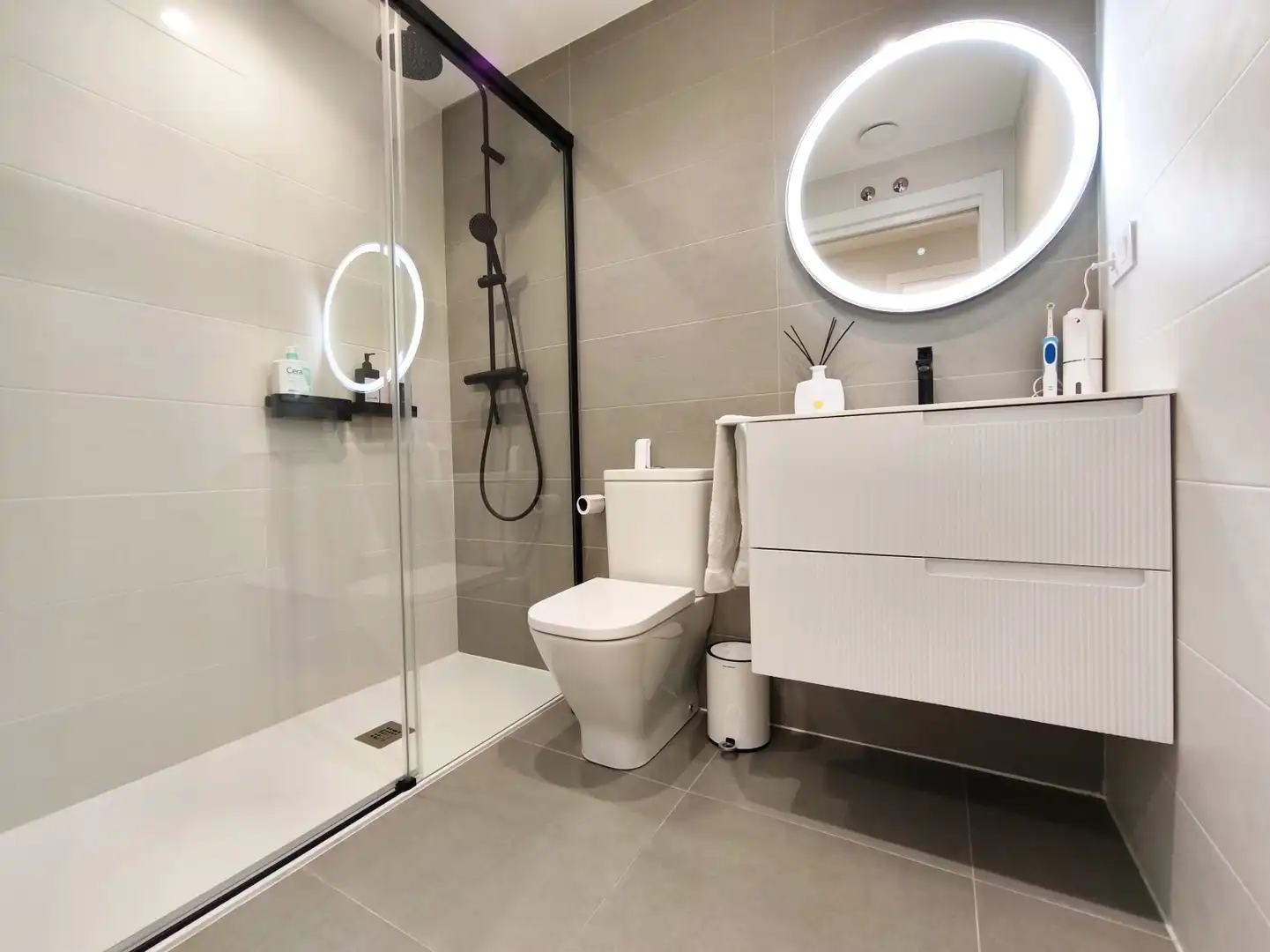 Badezimmer von Wohnung zum Verkauf in  Logroño mit Heizung, Privatgarten und Parkett