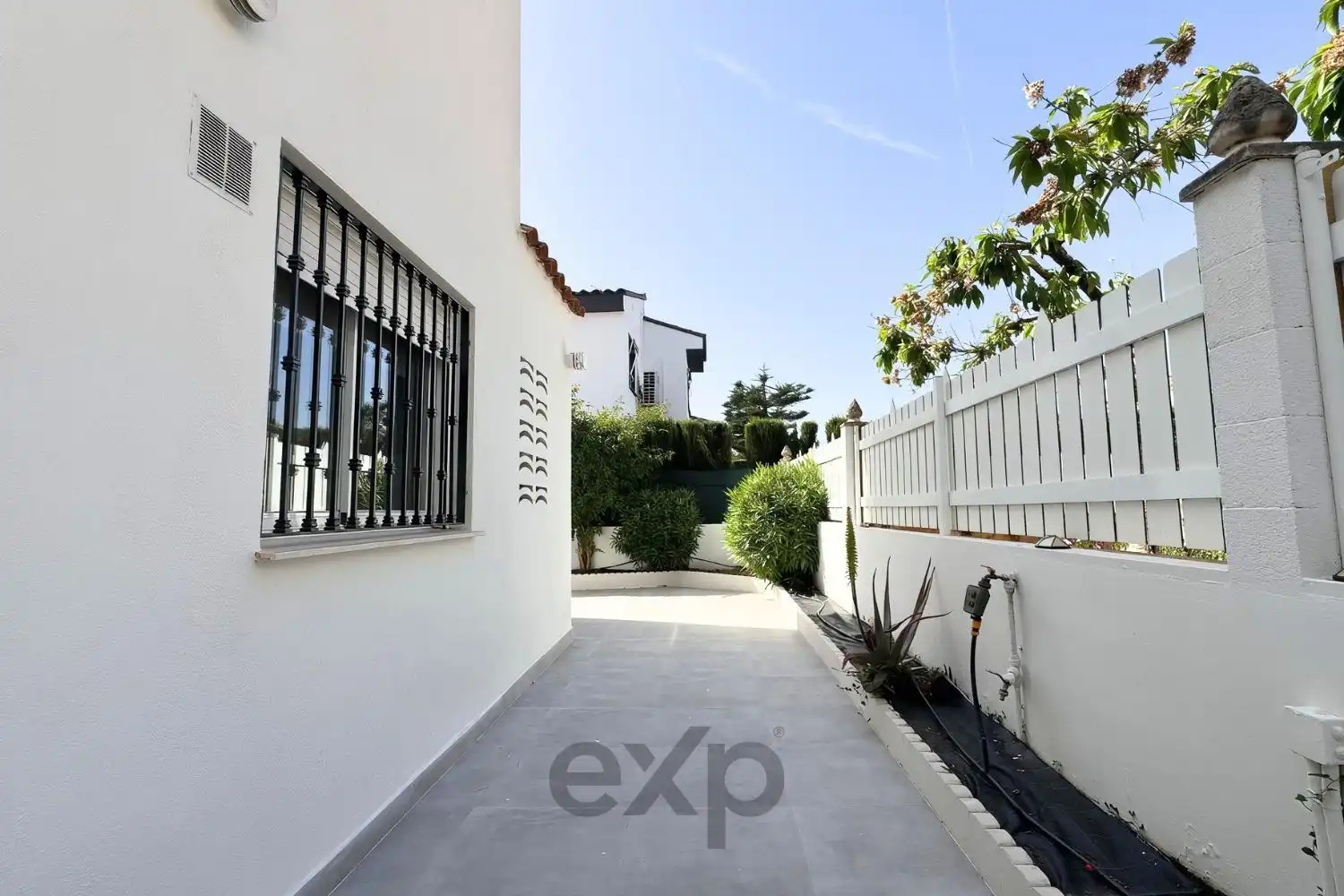 Vista exterior de Casa o xalet en venda en Riba-roja de Túria amb Aire condicionat, Jardí privat i Terrassa
