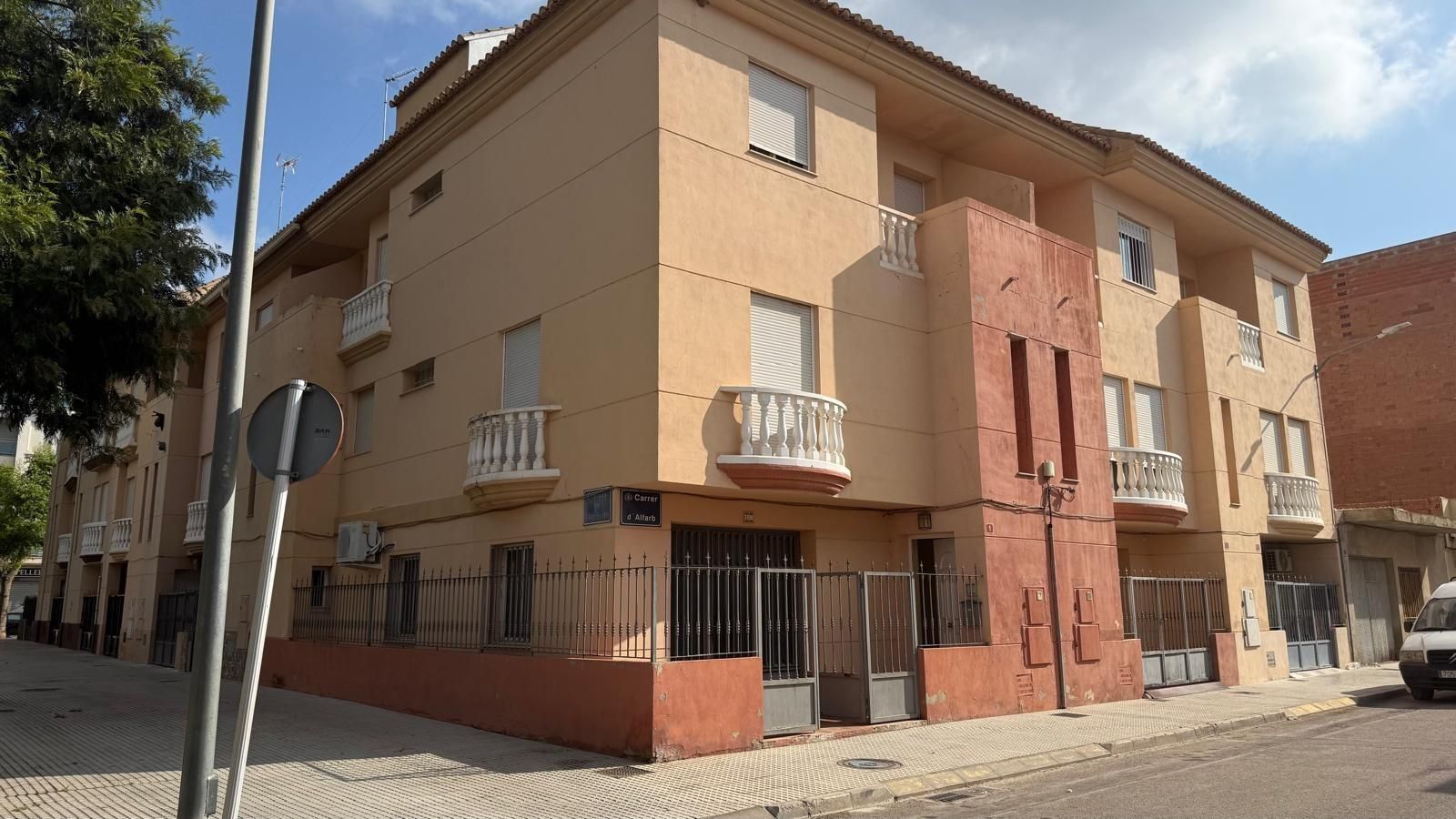 Vista exterior de Casa adosada en venda en Carlet amb Aire condicionat, Terrassa i Balcó