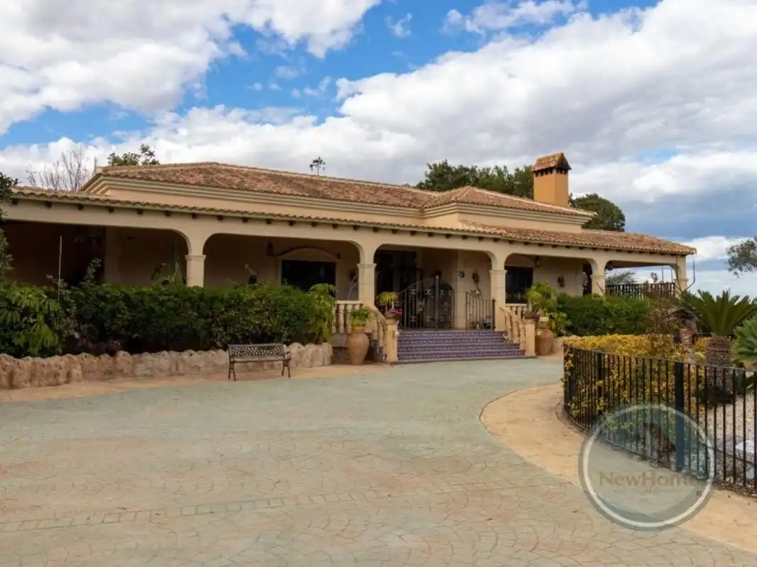 House with pool for sale in Valverde