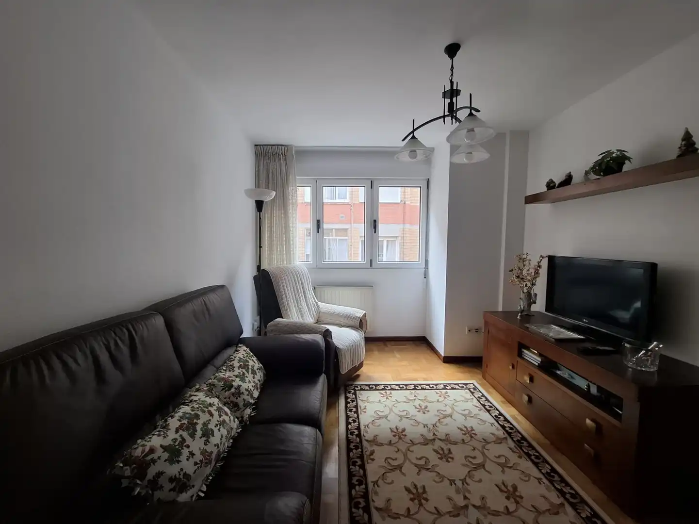 Living room of Flat for rent in Gijón   with Heating, Parquet flooring and Furnished