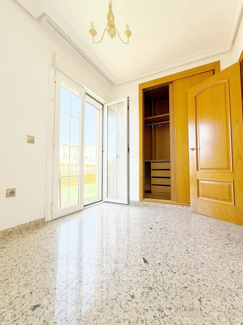 Habitación de Casa adosada en venta en Almería con Terraza, Trastero y Balcón