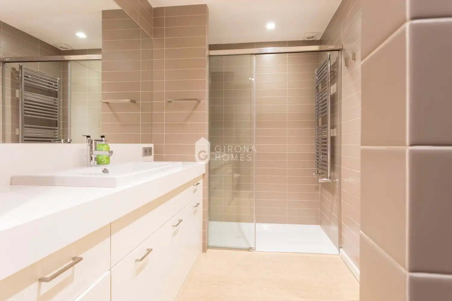Badezimmer von Wohnungen zum Verkauf in Girona mit Klimaanlage, Heizung und Terrasse
