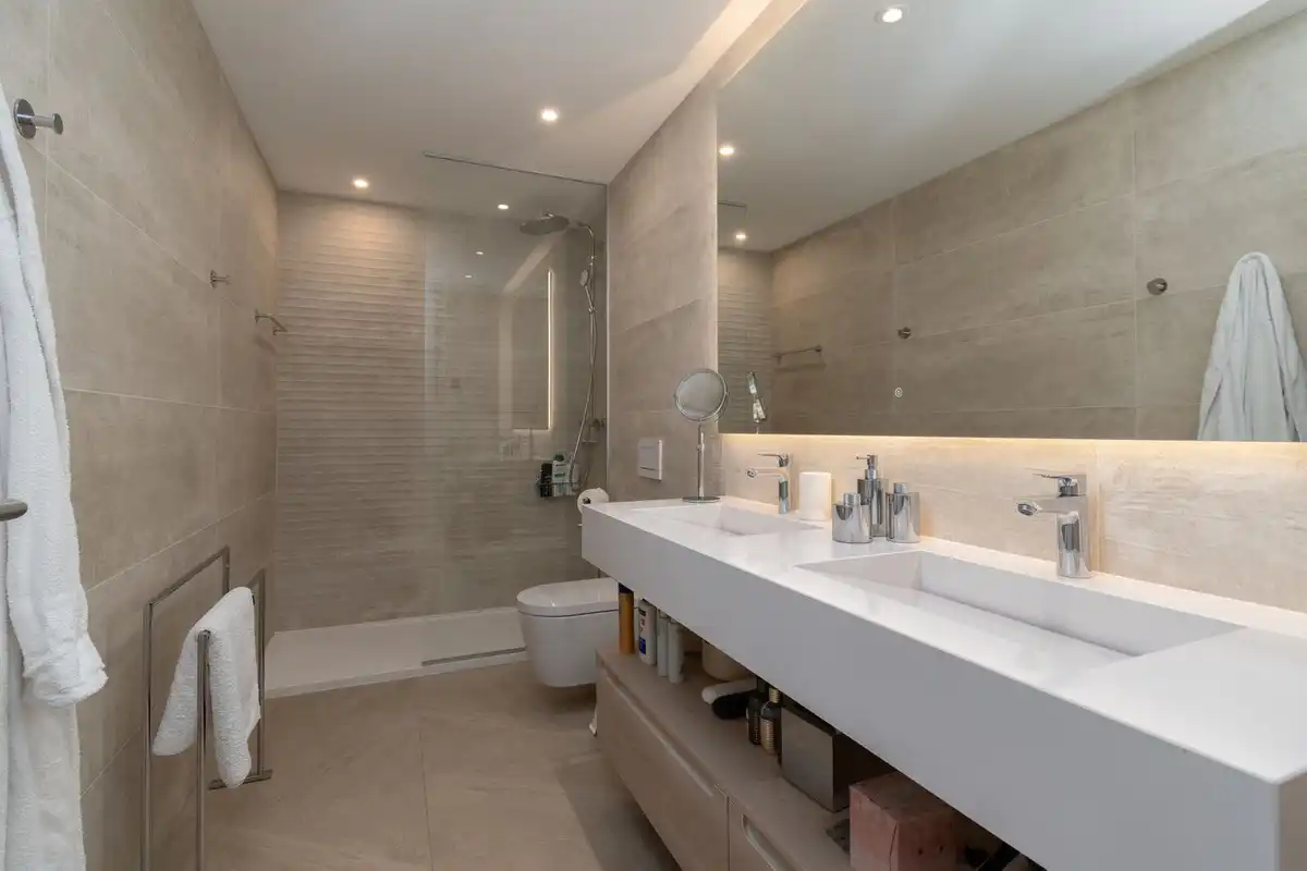 Bany de Casa o xalet en venda en Marbella amb Terrassa i Piscina