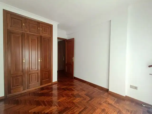 Bedroom of Flat for sale in Vigo   with Heating, Parquet flooring and Oven