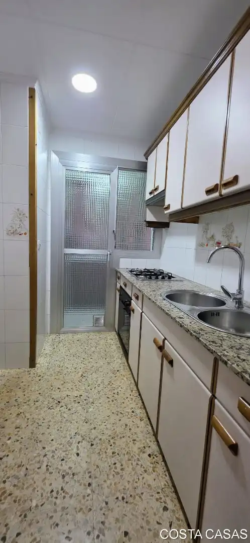 Cocina de Piso en venta en L'Hospitalet de Llobregat con Balcón