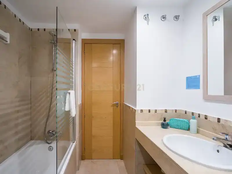 Baño de Apartamento en venta en Manilva con Aire acondicionado, Lavadora y Microondas