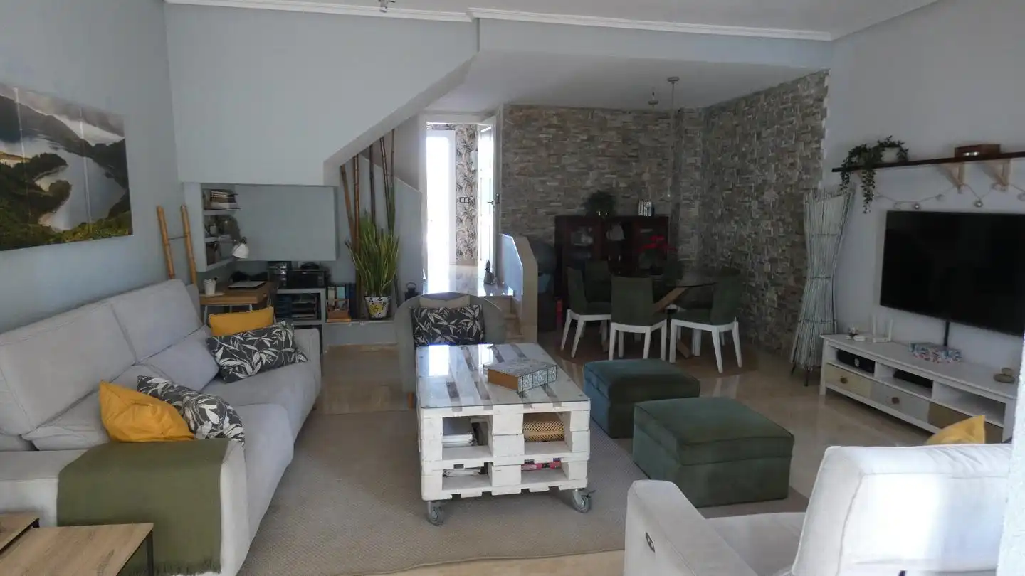 Wohnzimmer von Einfamilien-Reihenhaus zum Verkauf in Benalmádena mit Klimaanlage, Privatgarten und Gemeinschaftspool