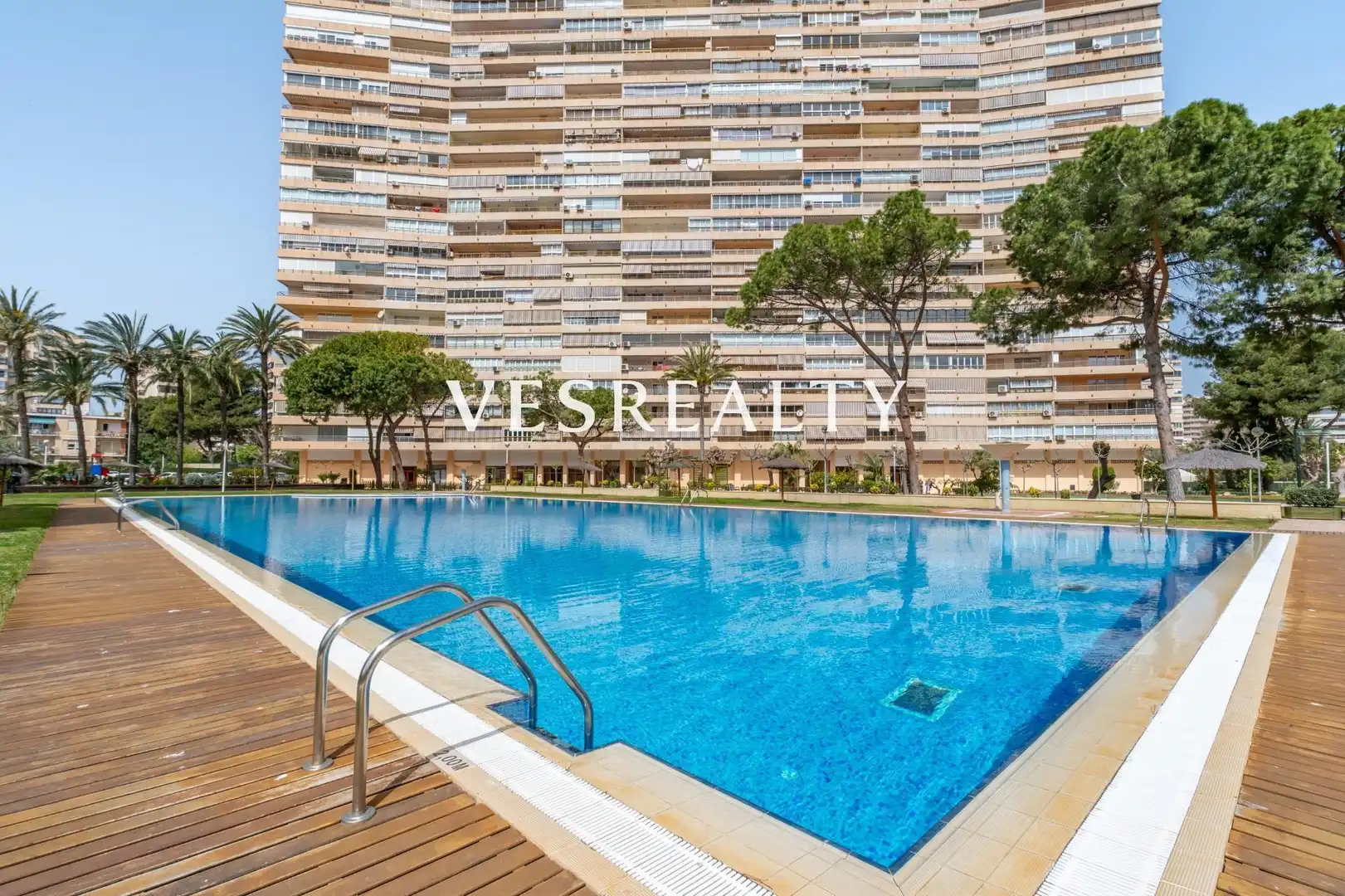 Vista exterior de Piso de alquiler en Alicante / Alacant con Amueblado, Balcón y Piscina comunitaria