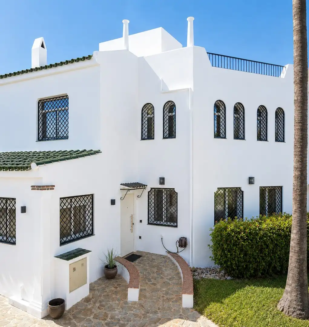 Vista exterior de Casa adosada en venda en Marbella amb Aire condicionat, Terrassa i Piscina