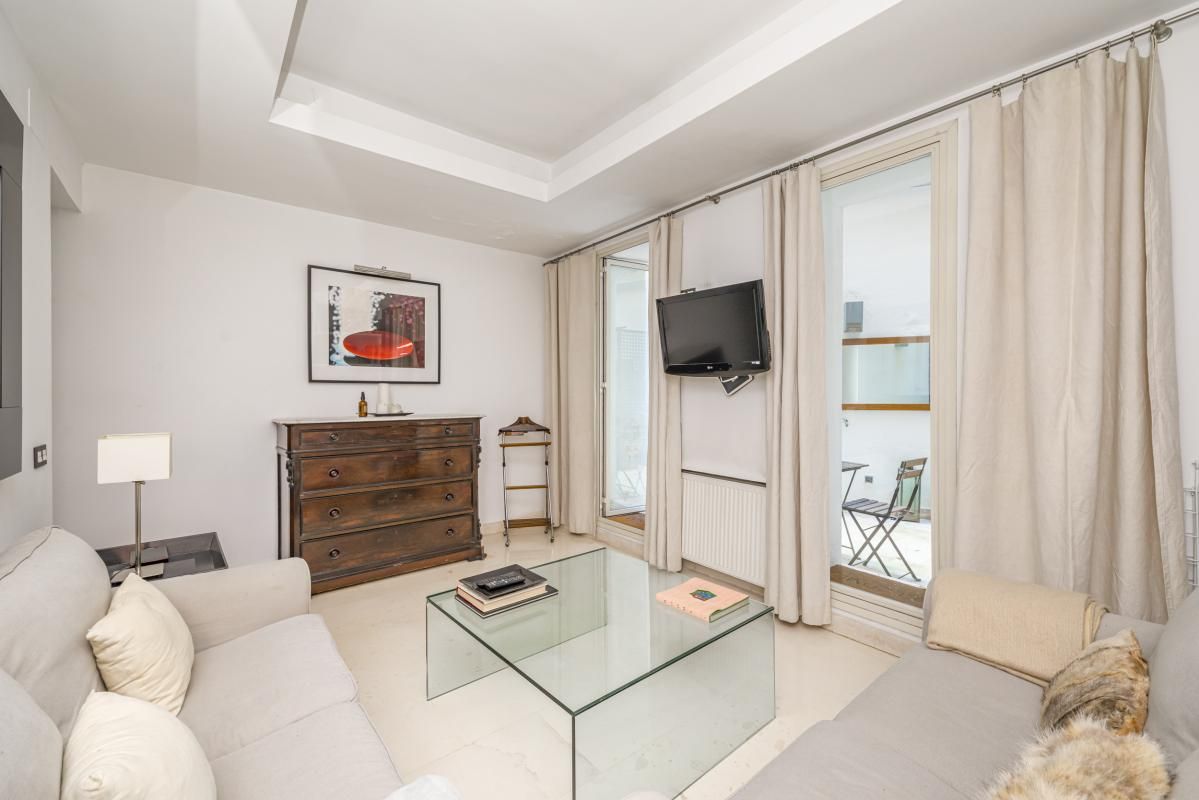 Sala d'estar de Planta baixa en venda en  Madrid Capital amb Aire condicionat, Terrassa i Moblat