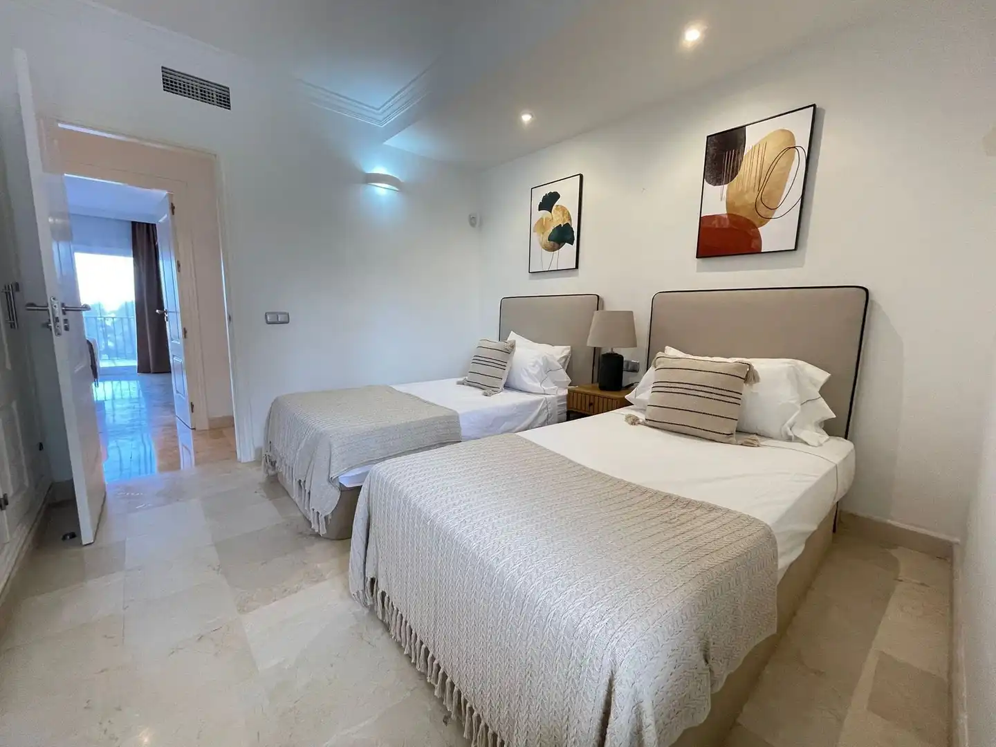 Habitación de Apartamento en venta en Benahavís con Terraza, Amueblado y Piscina comunitaria