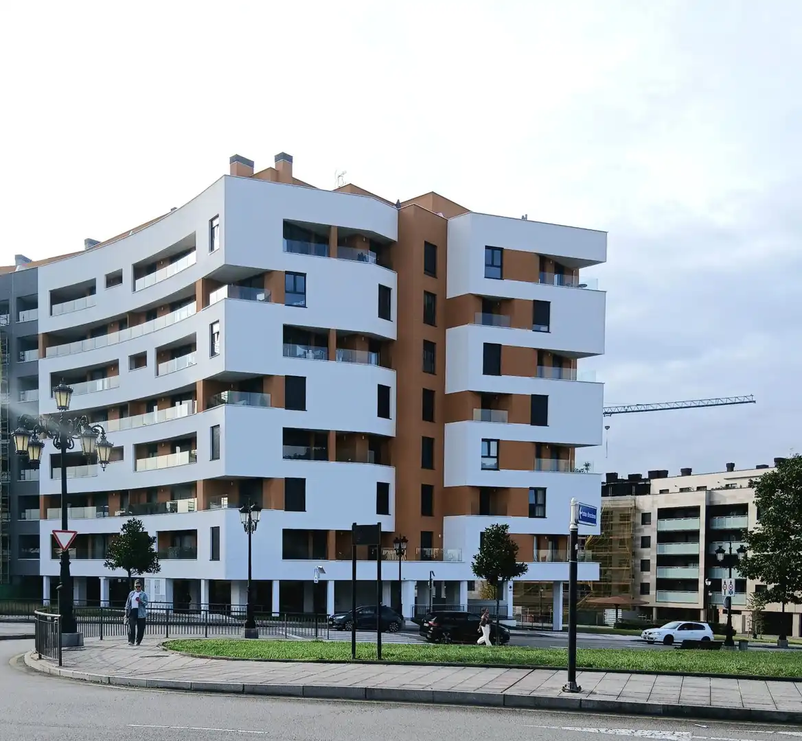 Außenansicht von Dachboden zur Miete in Oviedo  mit Heizung, Terrasse und Abstellraum