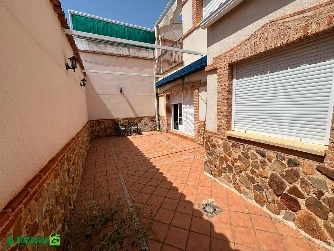 Vista exterior de Casa adosada en venda en Calzada de Calatrava amb Aire condicionat, Calefacció i Terrassa