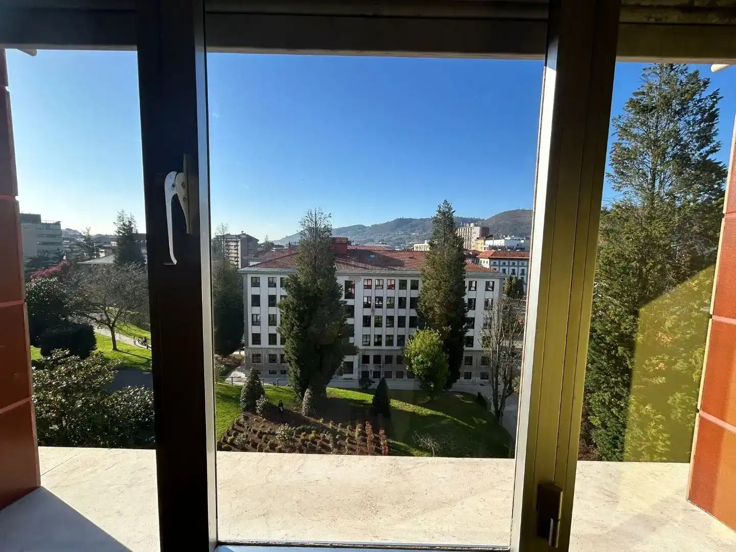 Vista exterior de Pis en venda en Oviedo  amb Balcó