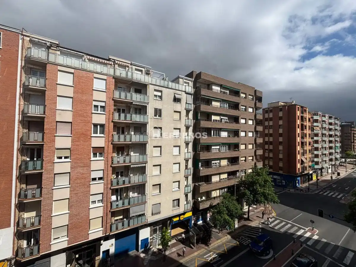 Vista exterior de Piso en venta en  Logroño con Calefacción, Parquet y Terraza