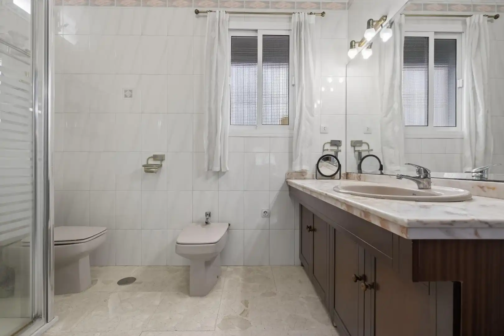 Bathroom of Houses for sale in Sevilla  with Air Conditioner, Terrace and Balcony