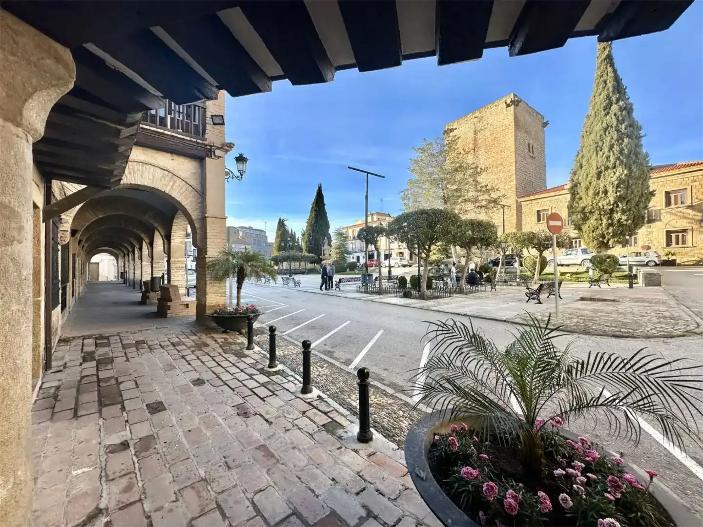 Vista exterior de Casa adosada en venda en Mengíbar amb Balcó
