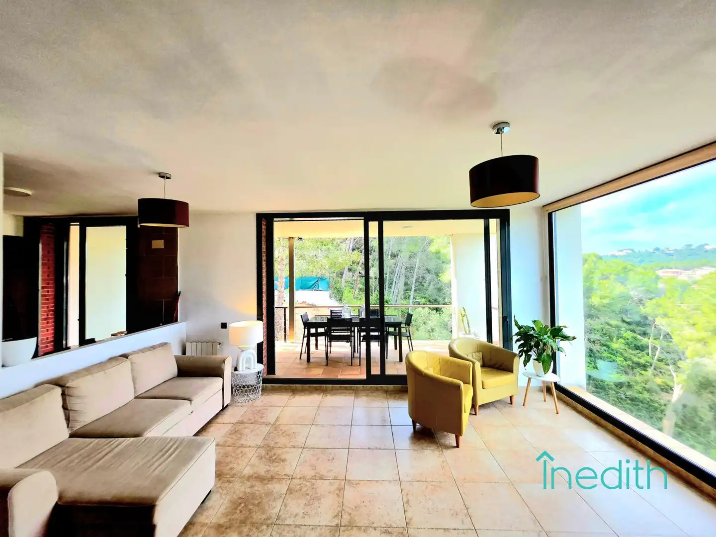 Sala d'estar de Casa o xalet en venda en Cubelles amb Calefacció, Jardí privat i Terrassa
