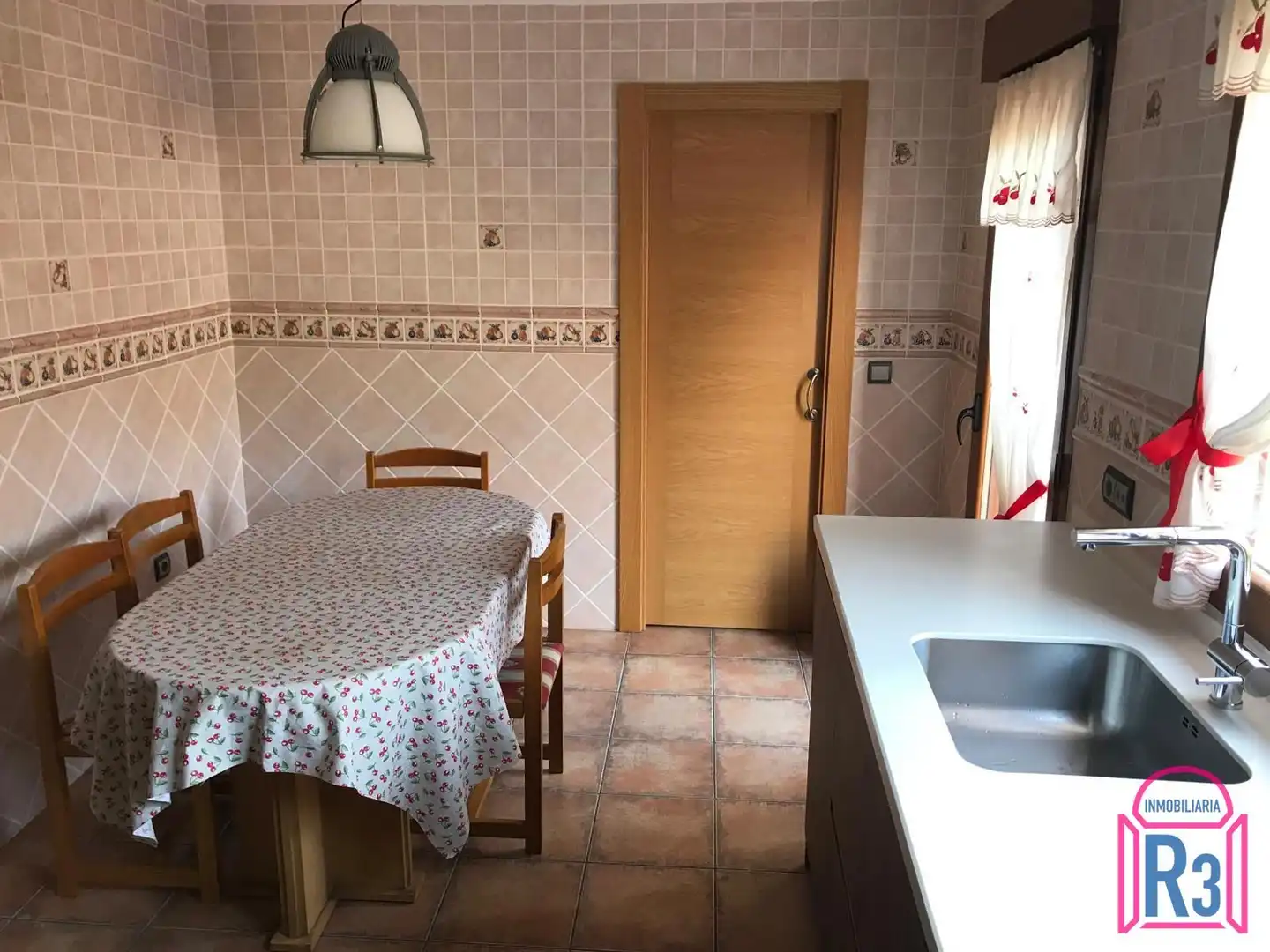 Cuina de Casa adosada en venda en Cuadros amb Calefacció i Jardí privat