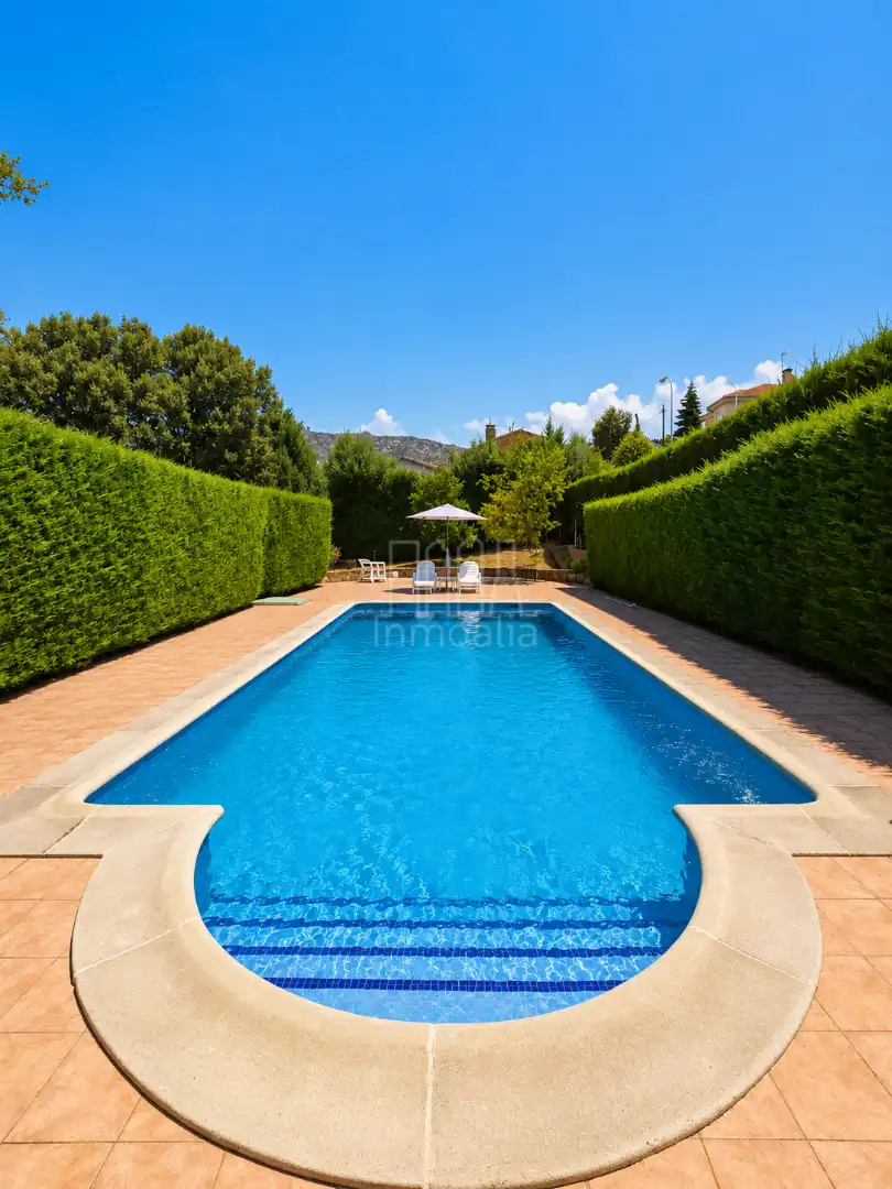 Piscina de Casa adosada en venda en Collado Villalba amb Aire condicionat, Calefacció i Jardí privat